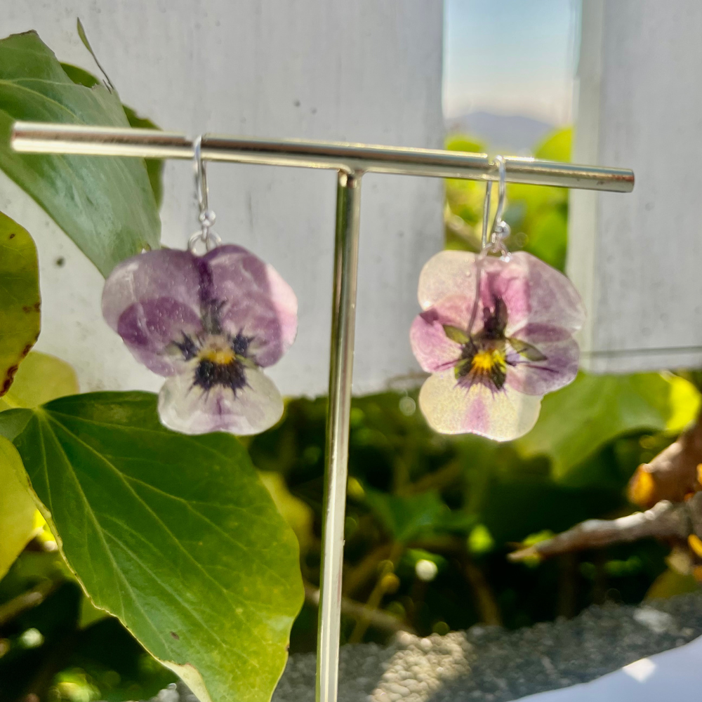 VIOLETTA øredobber, ekte stemorsblomst Viola tricolor, 925 sølv ørekroker