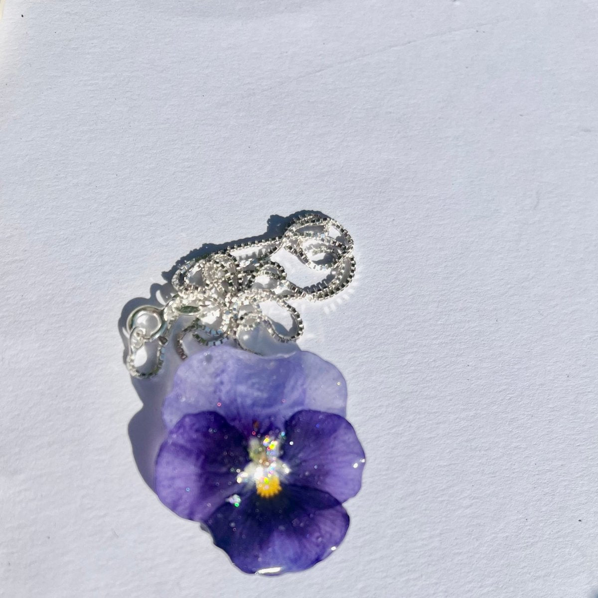 ÅSE FIOL blomstersmykke, 3D - tørket stemorsblomst, 925 sølvkjede - Smykke KNASK