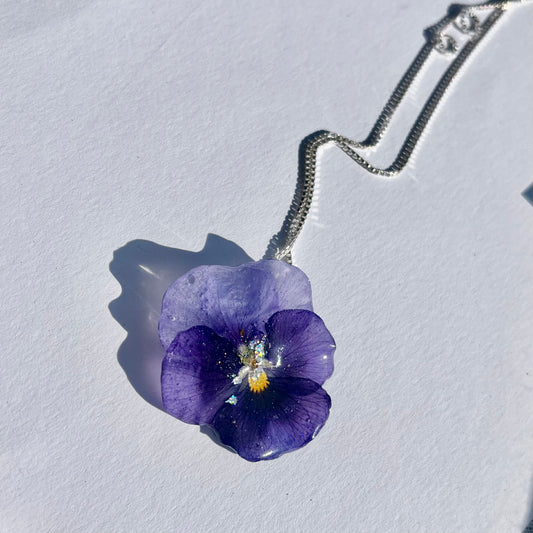 ÅSE FIOL blomstersmykke, 3D-tørket stemorsblomst, 925 sølvkjede - KNASK