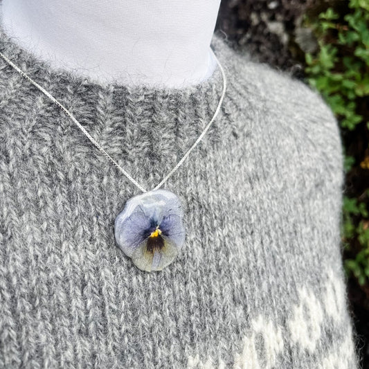 ASKEFIOL blomstersmykke, tørket stemorsblomst, 925 sølvkjede - KNASK