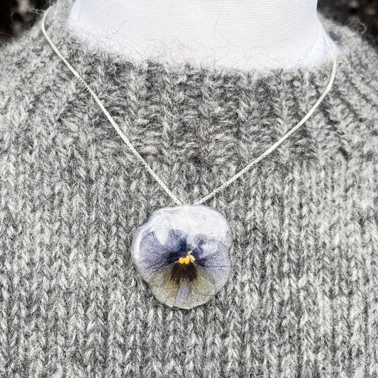 ASKEFIOL blomstersmykke, tørket stemorsblomst, 925 sølvkjede - KNASK