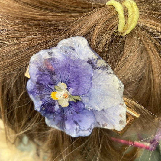 Blå stemorsblomst hårspenne, krokodilleklemme, ekte tørket blomst - KNASK
