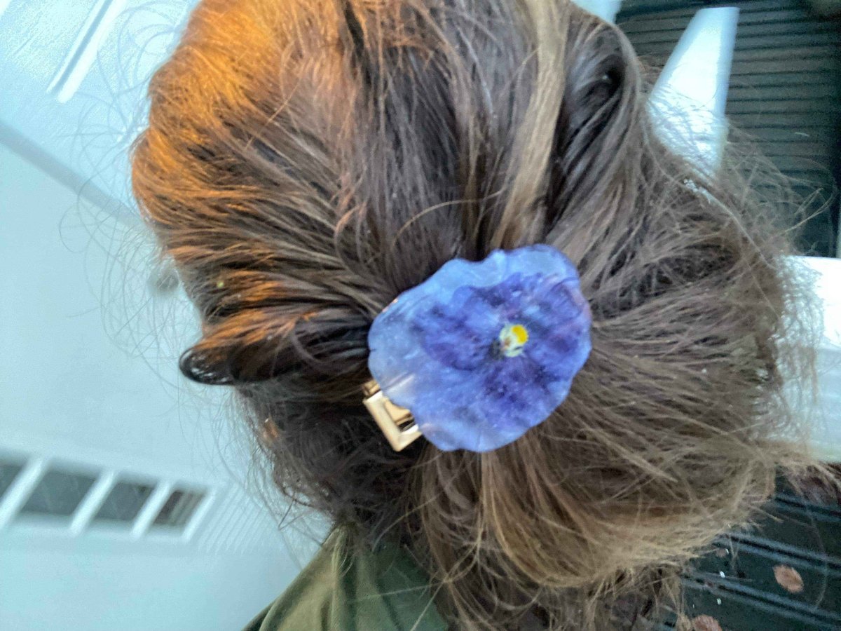 Blå stemorsblomst XL, hårspenne av ekte tørket blomst - KNASK