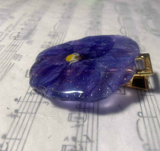 Blå stemorsblomst XL, hårspenne av ekte tørket blomst - KNASK