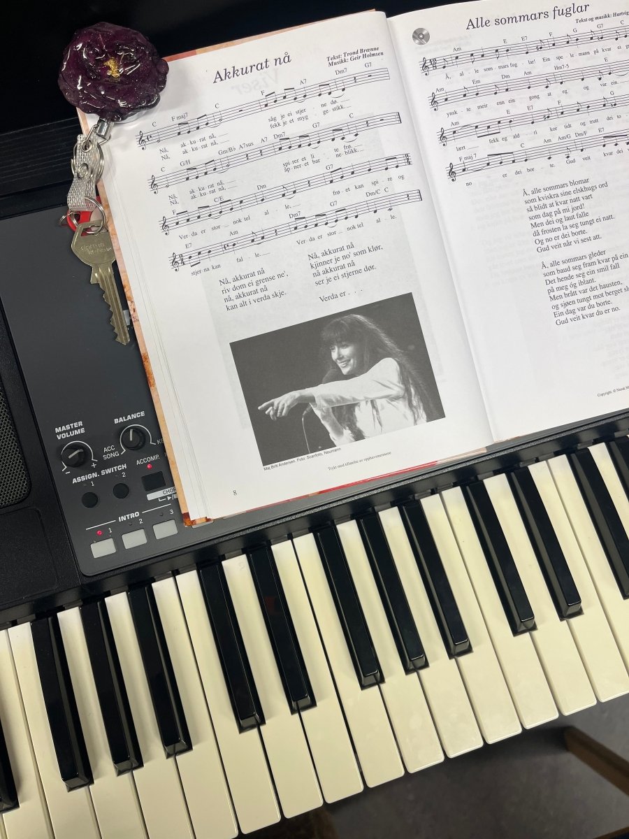 BLOMST ID - holder - ekte tørkede blomster - Brosje KNASK