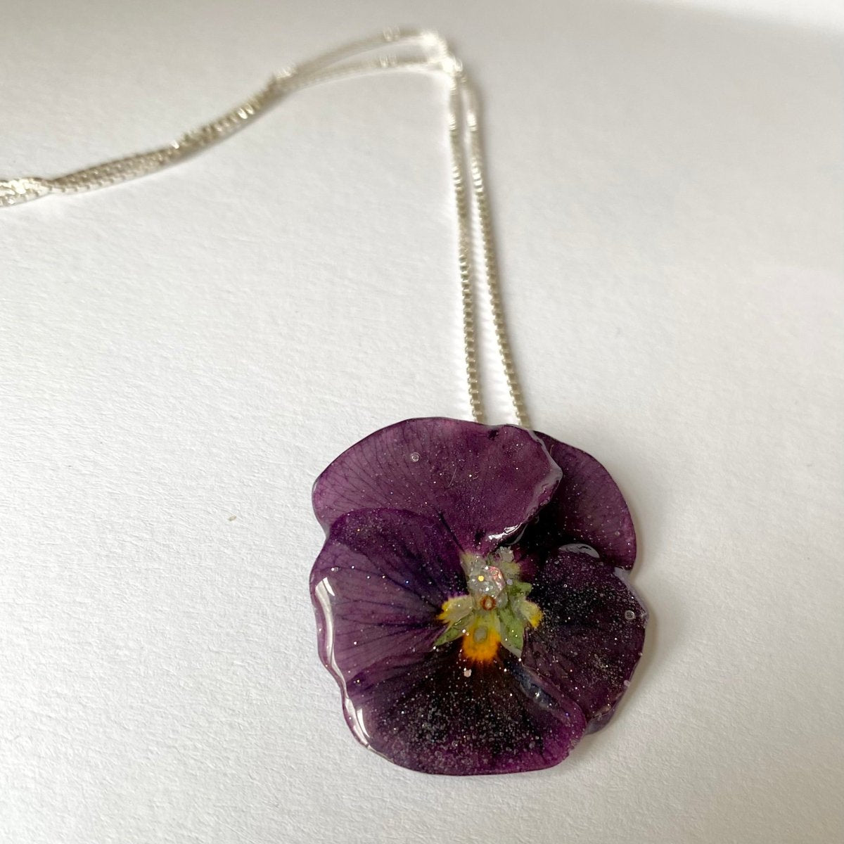BURGUNDER FIOL blomstersmykke, ekte stemorsblomst, 925 sølvkjede - KNASK