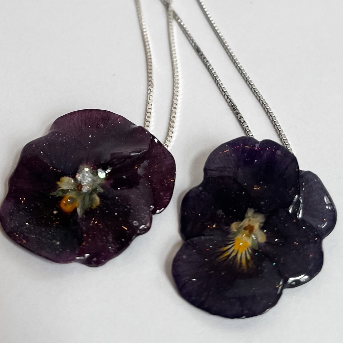 BURGUNDER FIOL blomstersmykke, ekte stemorsblomst, 925 sølvkjede - KNASK