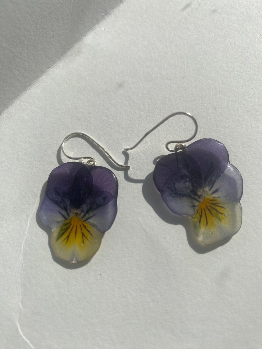 NATT OG DAG øredobber, ekte presset stemorsblomst Viola tricolor, 925 sølv ørekroker - KNASK