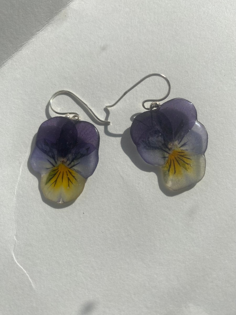 NATT OG DAG øredobber, ekte presset stemorsblomst Viola tricolor, 925 sølv ørekroker - KNASK