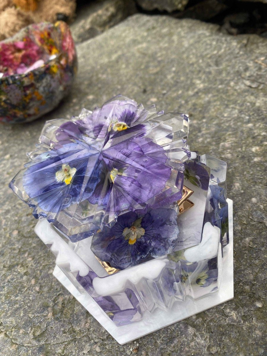 Frost smykkeskrin, blå og lilla fioler, ekte stemorsblomst - KNASK