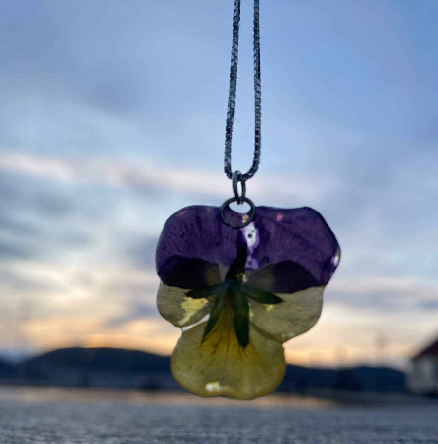 GUL OG LILLA STEMORSBLOMST blomstersmykke, 3D-tørket fiol, 925 sølvkjede - KNASK