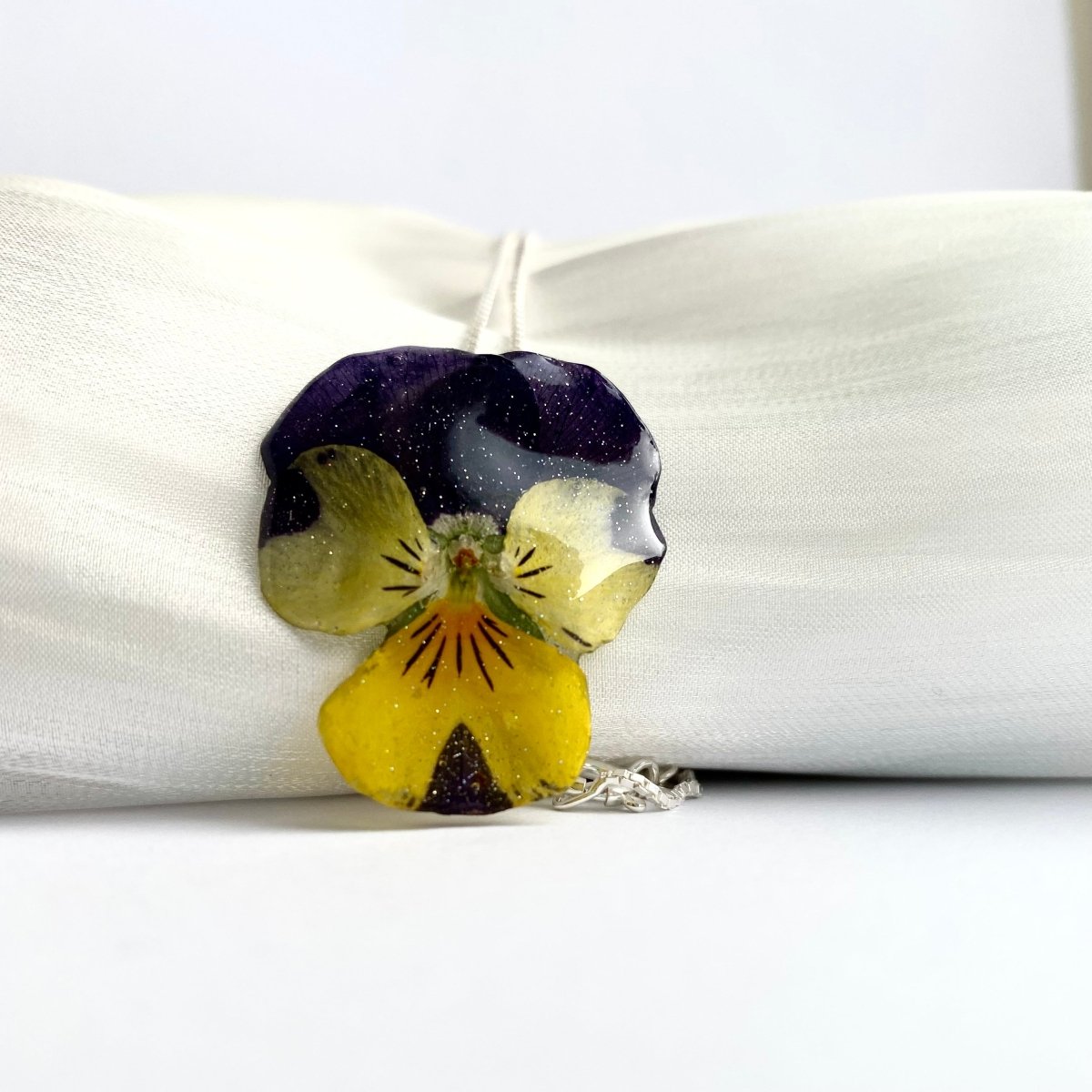 GUL OG LILLA STEMORSBLOMST blomstersmykke, tørket fiol, 925 sølvkjede - Smykke KNASK