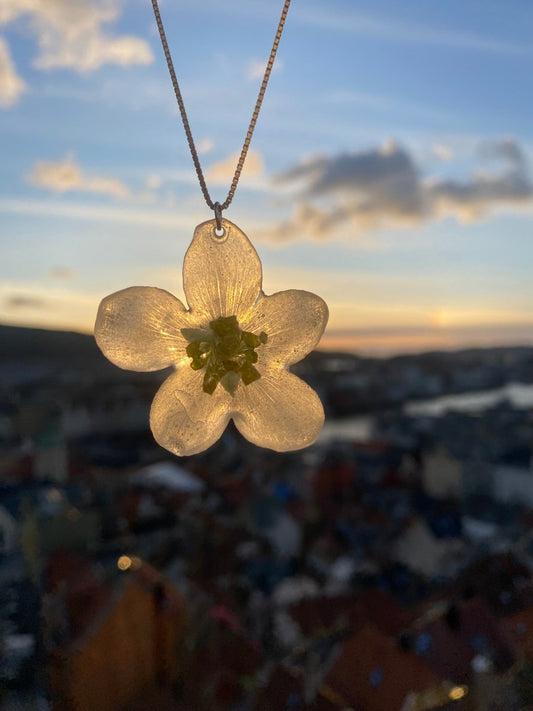 HELLEBORUS JULEROSE blomstersmykke, sølvkjede eller forgyllet messing - KNASK