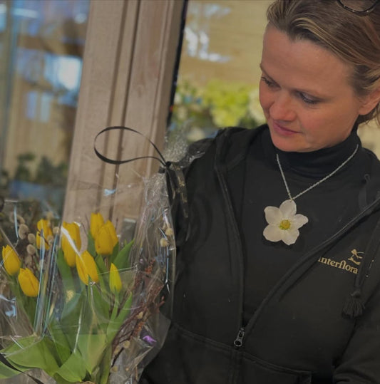 HELLEBORUS JULEROSE blomstersmykke, sølvkjede eller forgyllet messing - KNASK