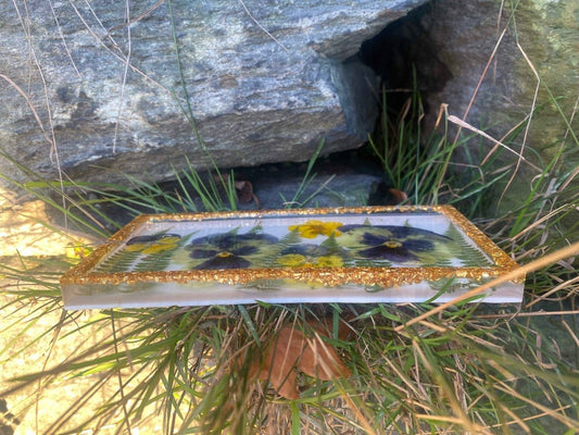 Hvitt pyntebrett med stemorsblomster, bregner, et al. - KNASK