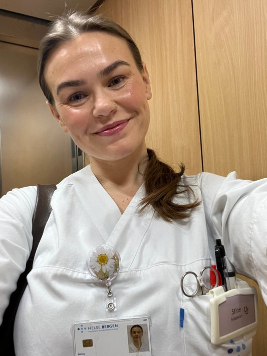 ID - KORT - HOLDER - ekte tørkede blomster - Brosje KNASK