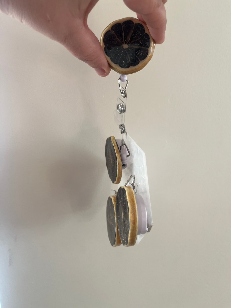 ID - KORT - HOLDER - ekte tørkede blomster - Brosje KNASK