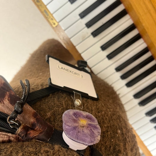 ID - KORT - HOLDER - ekte tørkede blomster - Brosje KNASK