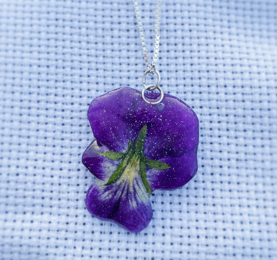 KNÆSJ LILLA FIOL blomstersmykke, presset stemorsblomst, 925 sølvkjede - KNASK