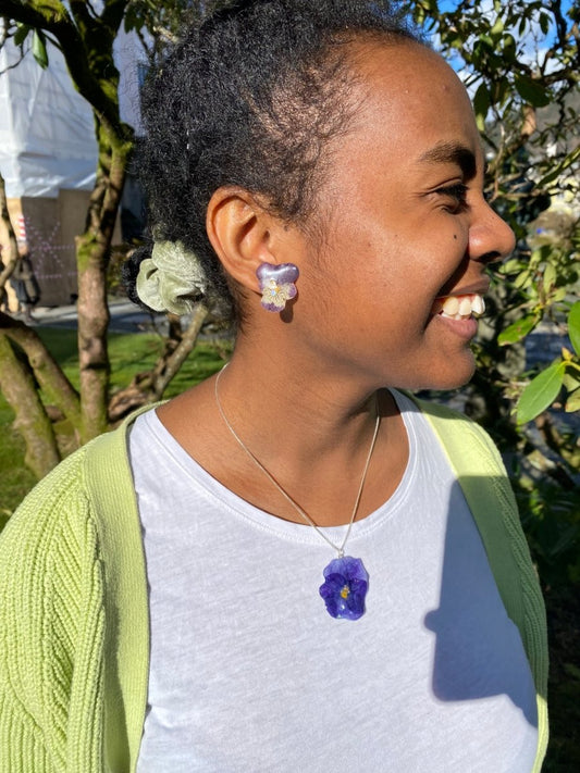 KREMLILLA FIOLER øredobber, ekte stemorsblomst, ørestift med lås - KNASK