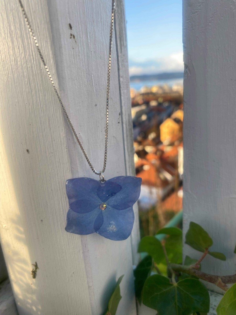 Lyseblå hortensia-smykke, 925 sølvkjede - KNASK