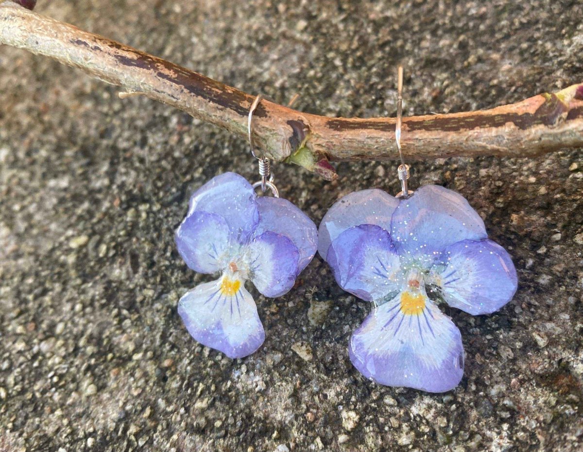 Lyselilla fioler øredobber, ekte stemorsblomst, 925 sølv ørekroker - KNASK