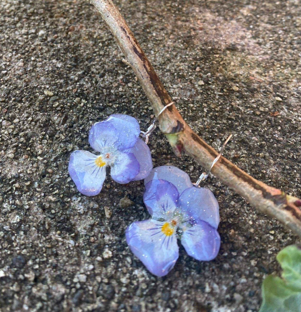 Lyselilla fioler øredobber, ekte stemorsblomst, 925 sølv ørekroker - KNASK