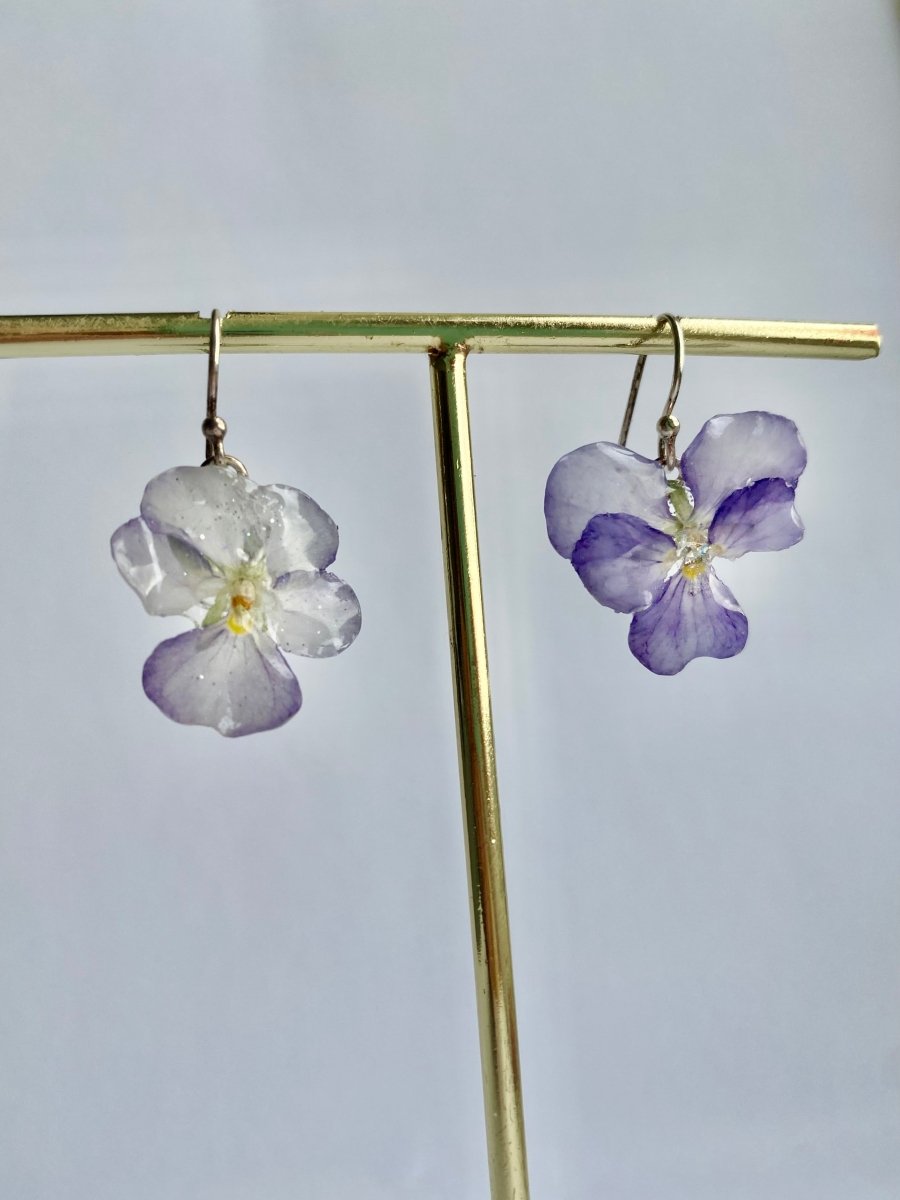 LAVENDEL MINI-FOLER øredobber, ekte stemorsblomst, 925 sølv ørekroker - KNASK