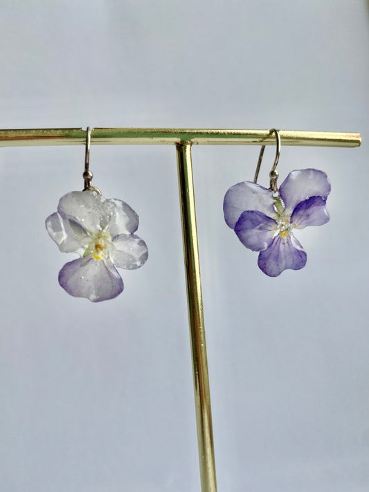 LAVENDEL MINI-FOLER øredobber, ekte stemorsblomst, 925 sølv ørekroker - KNASK