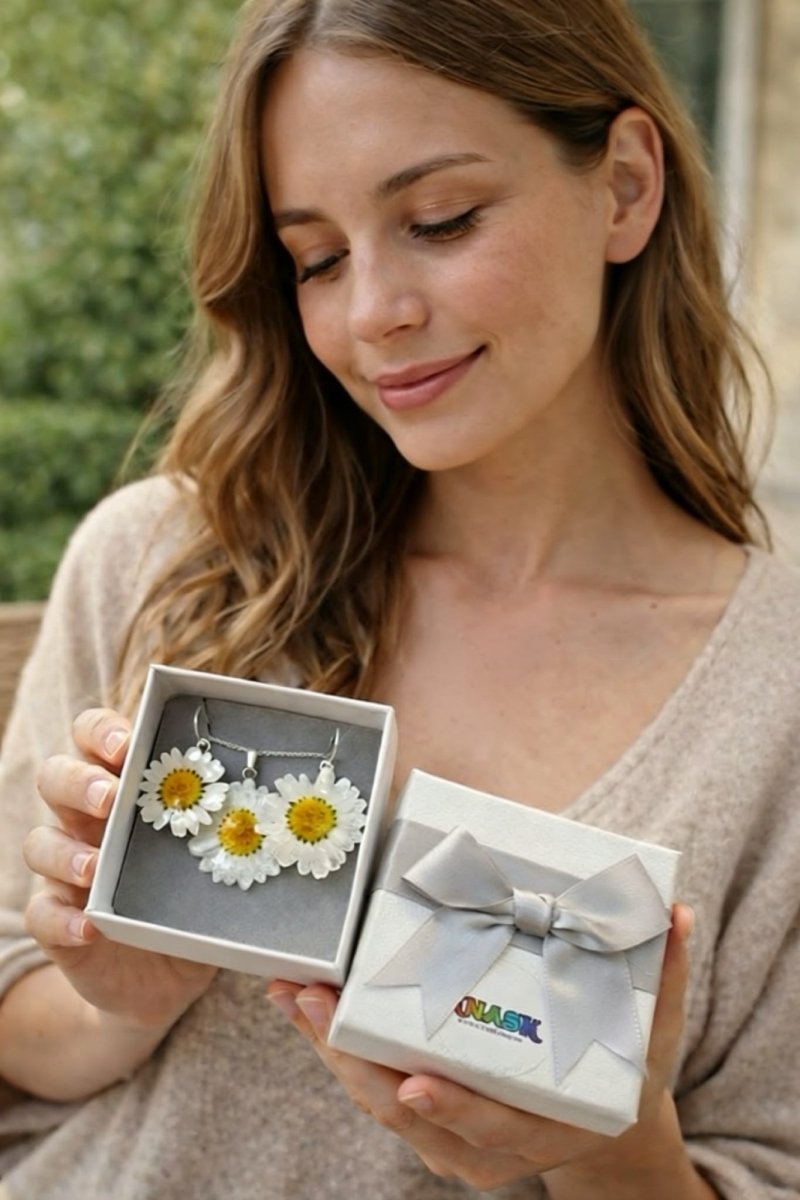 MARGERITTER gavesett - blomstersmykke og øredobber av tørkede blomster - Gavesett KNASK