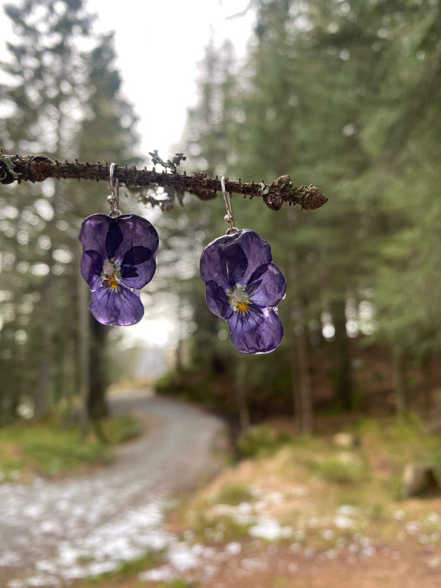 Midnatt fioler øredobber, 3D stemorsblomst, sølv - KNASK