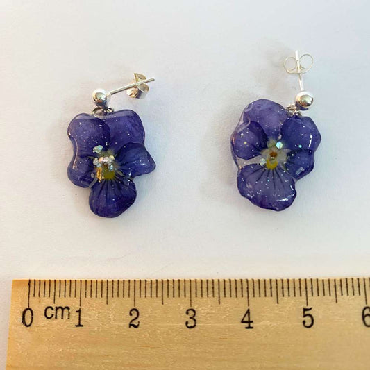 SMÅ BLÅ FIOLER blomster-øredobber, 3D-tørket stemorsblomst, 925 sølv - KNASK