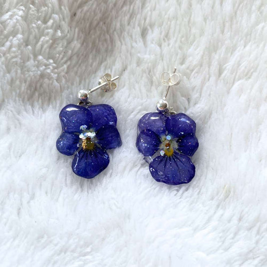 SMÅ BLÅ FIOLER blomster-øredobber, 3D-tørket stemorsblomst, 925 sølv - KNASK