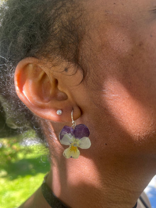 NATT OG DAG FIOLER øredobber, 3D-tørket stemorsblomst, 925 sølv - KNASK