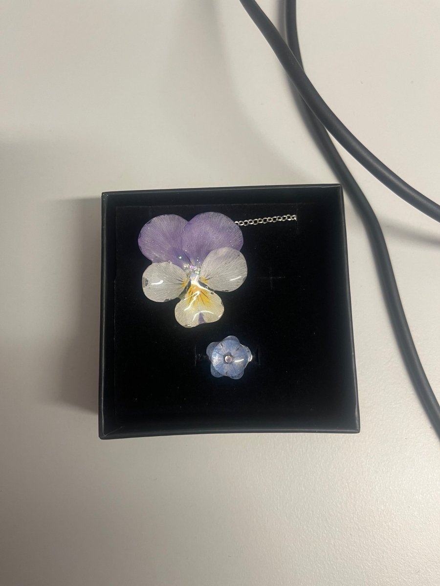 NATT OG DAG blomstersmykke, tørket stemorsblomst, 925 sølvkjede - Smykke KNASK