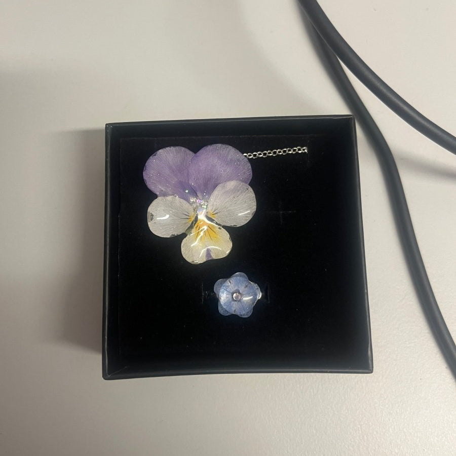 NATT OG DAG blomstersmykke, tørket stemorsblomst, 925 sølvkjede - Smykke KNASK