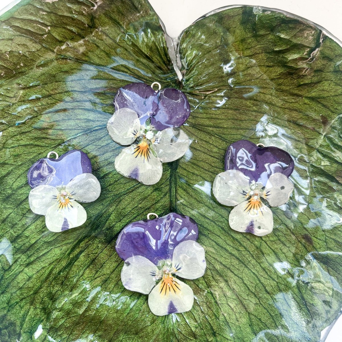 NATT OG DAG blomstersmykke, tørket stemorsblomst, 925 sølvkjede - KNASK