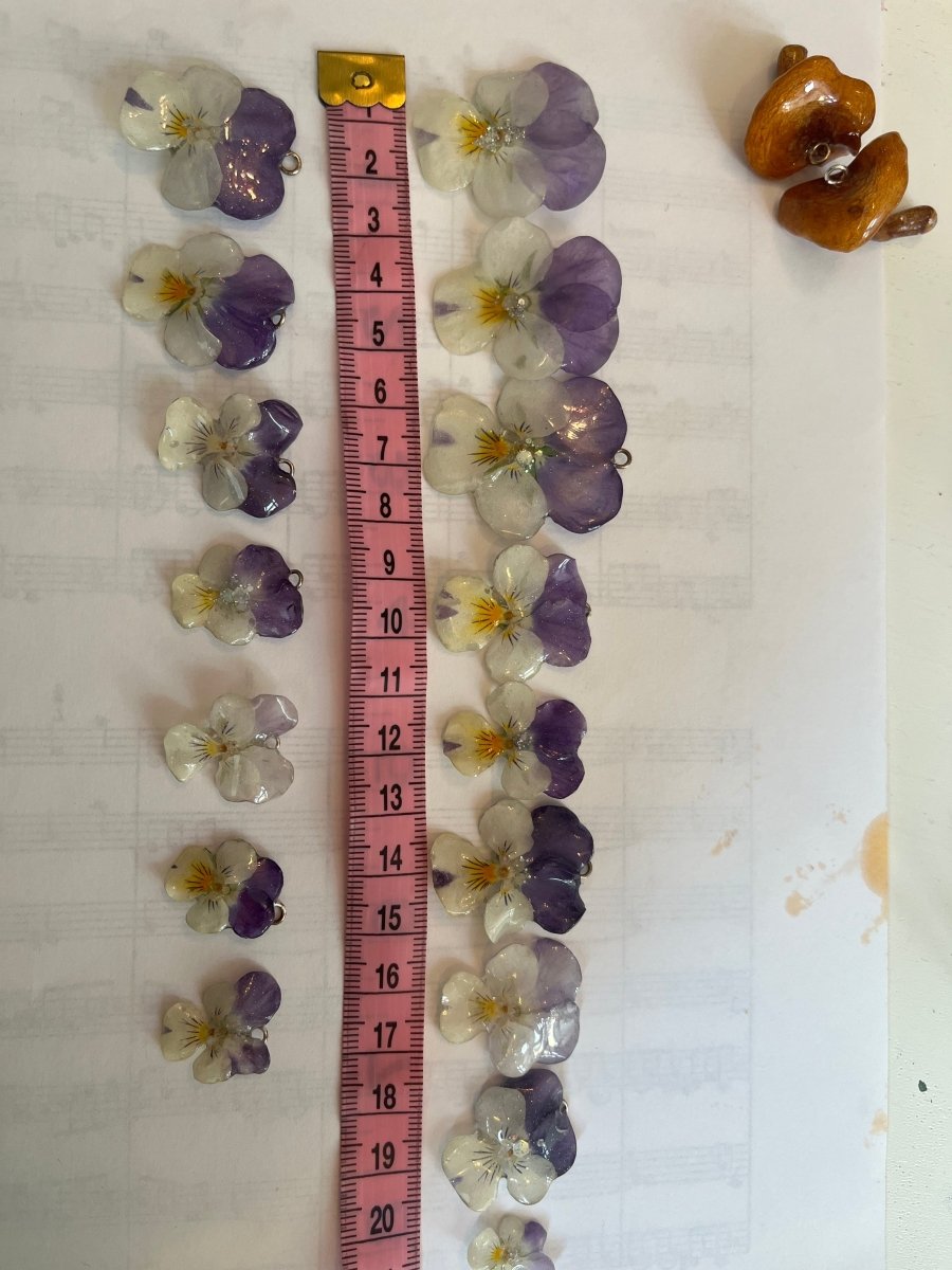 NATT OG DAG blomstersmykke, tørket stemorsblomst, 925 sølvkjede - KNASK