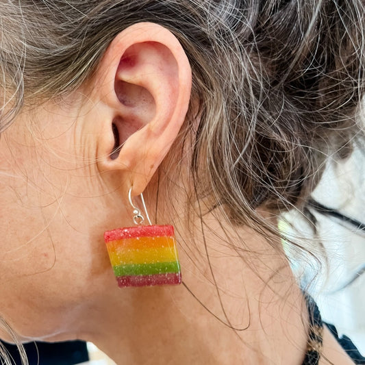 PRIDE-FLAGG øredobber, regnbue-snop, ekte godteri - KNASK