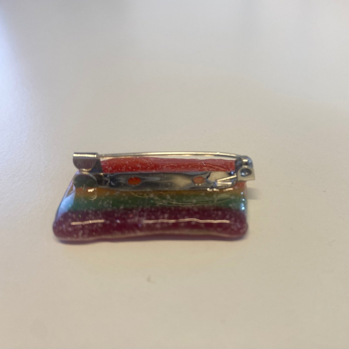 REGNBUE-SNOP Pride-brosje, ekte godteri, metall - KNASK