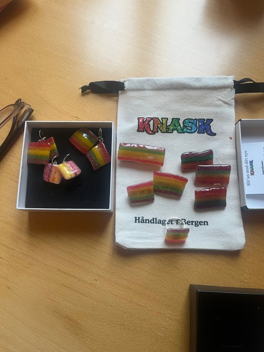 REGNBUE - SNOP Pride - brosje, ekte godteri, metall - Brosje KNASK