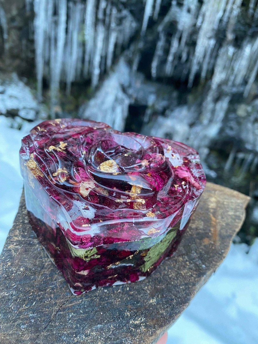 Rosehjerte smykkeskrin, røde og grønne roseblader, epoxy resin kunstharpiks - KNASK
