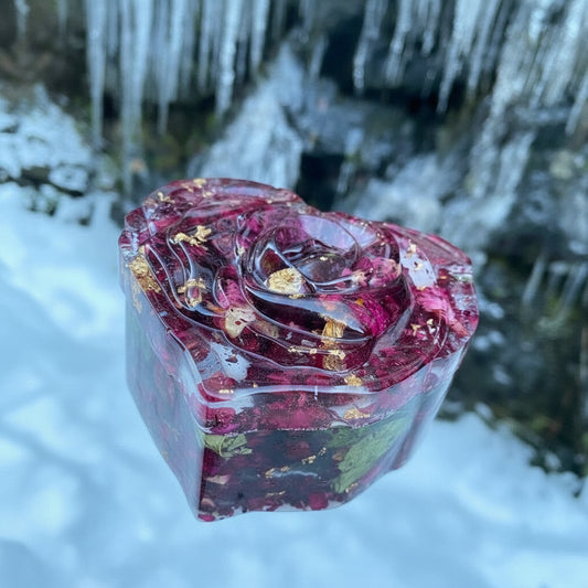 Rosehjerte smykkeskrin, røde og grønne roseblader, epoxy resin kunstharpiks - KNASK