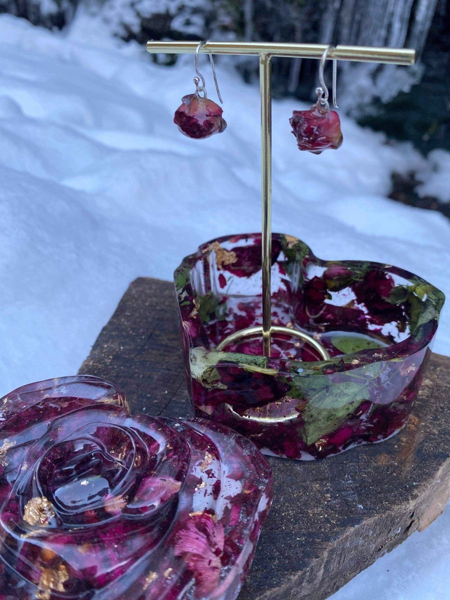 Rosehjerte smykkeskrin, røde og grønne roseblader, epoxy resin kunstharpiks - KNASK