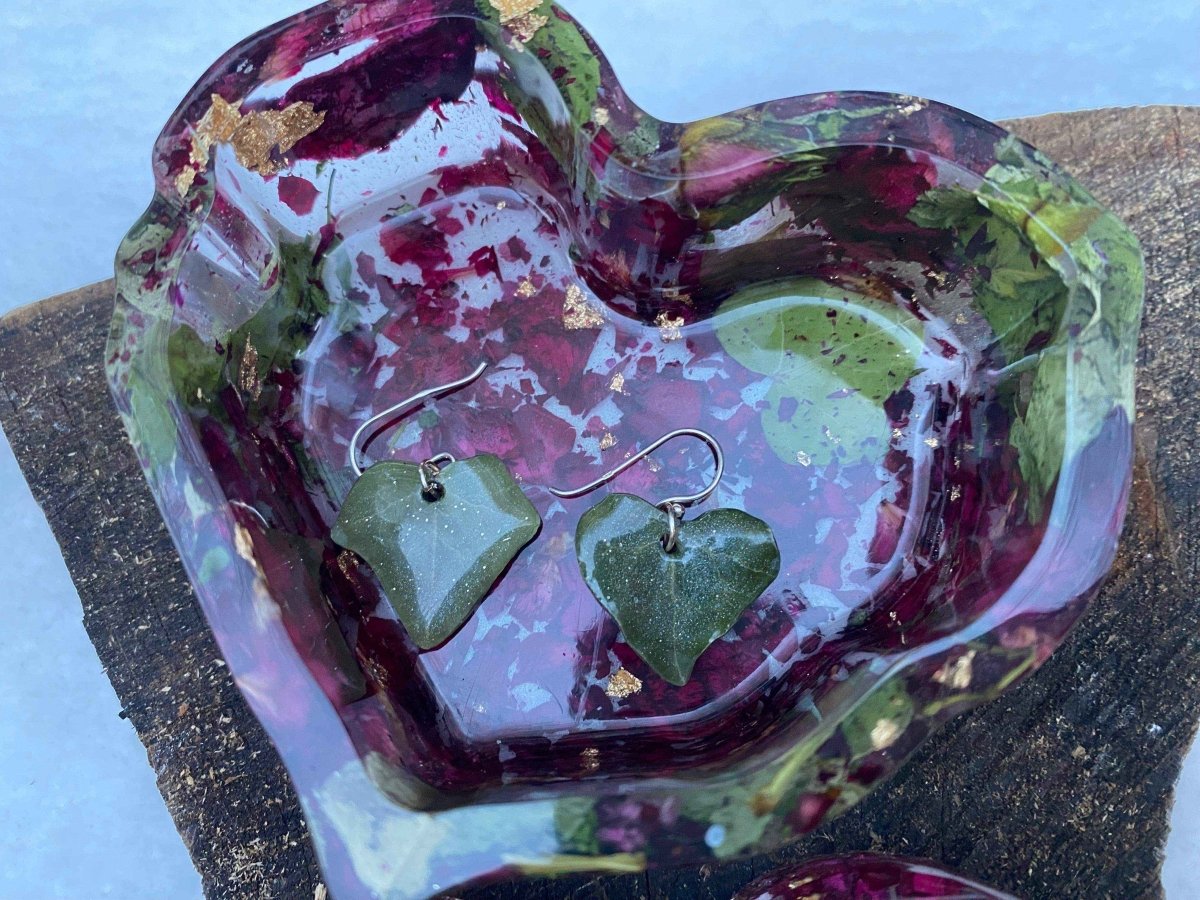 Rosehjerte smykkeskrin, røde og grønne roseblader, epoxy resin kunstharpiks - KNASK