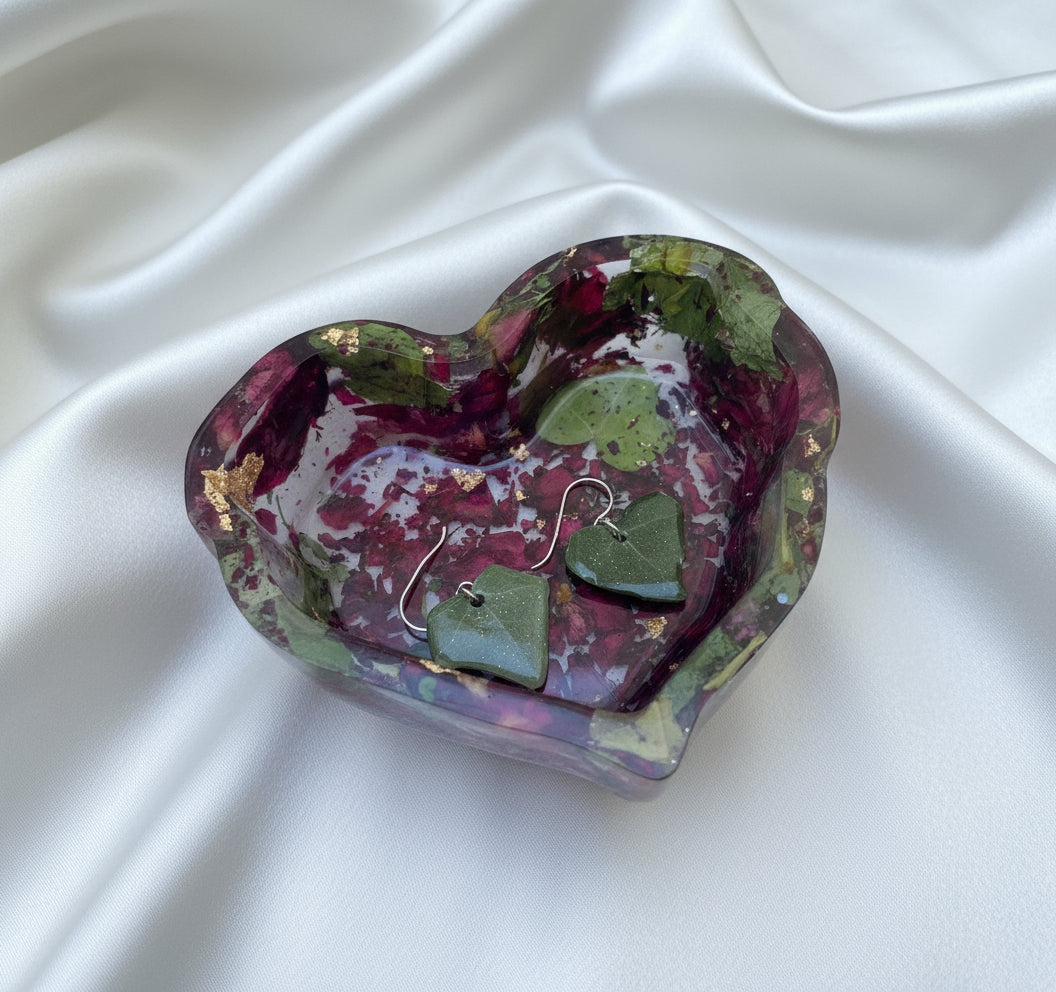 Rosehjerte smykkeskrin, røde og grønne roseblader, epoxy resin kunstharpiks - KNASK