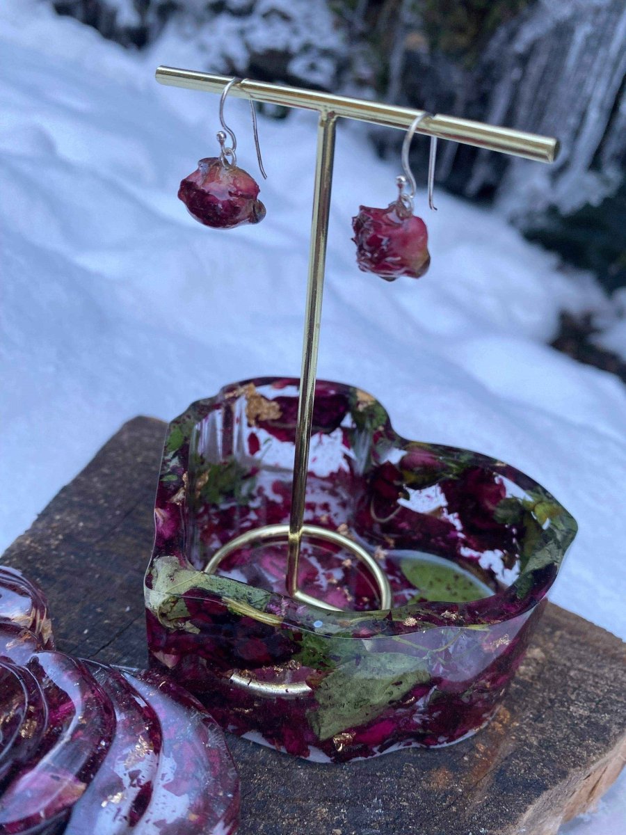 Rosehjerte smykkeskrin, røde og grønne roseblader, epoxy resin kunstharpiks - KNASK