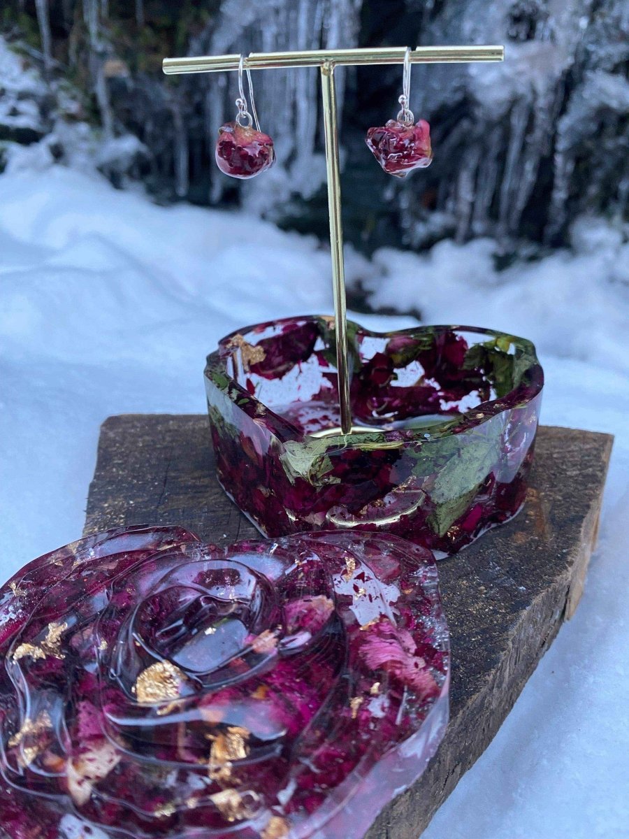 Rosehjerte smykkeskrin, røde og grønne roseblader, epoxy resin kunstharpiks - KNASK