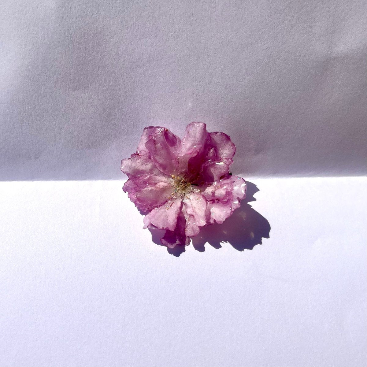 SAKURA KIRSEBÆRBLOMST brosje, 3D - tørket blomst, metallnål - Brosje KNASK