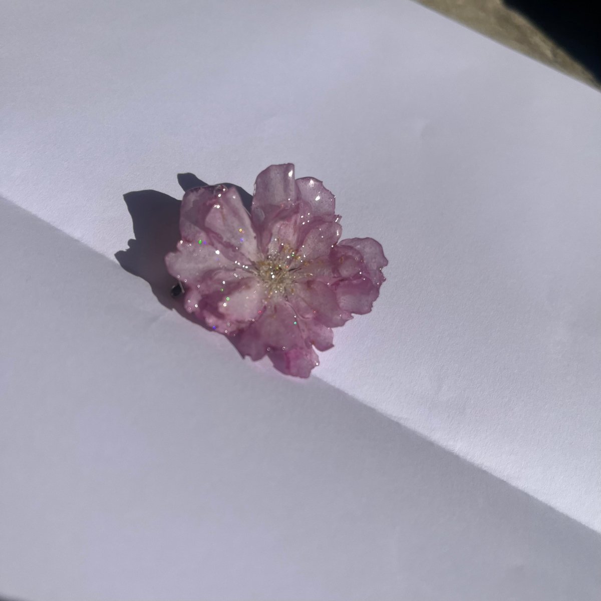 SAKURA KIRSEBÆRBLOMST brosje, 3D - tørket blomst, metallnål - Brosje KNASK